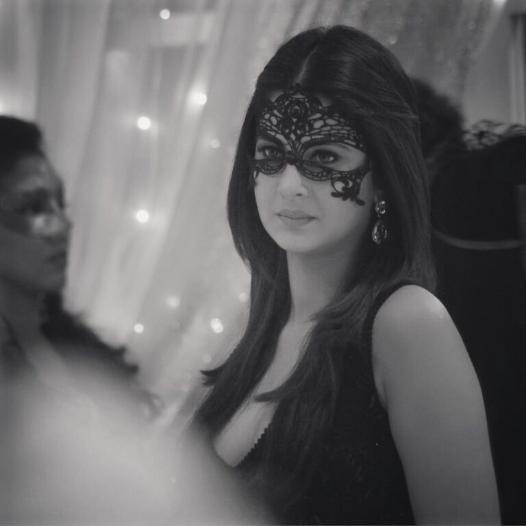 Jennifer Winget Instagram - “Masked, she advances. @sonytvofficial @lsdfilms_ #Beyhadh2 #mondaytofriday 9pm