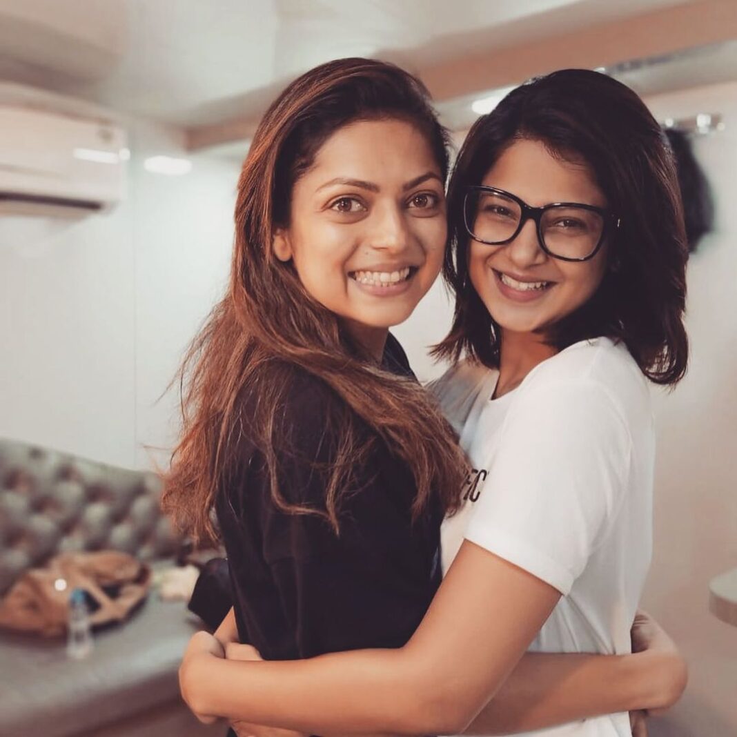 Jennifer Winget Instagram - Kisses, smiles and cuddles every time I meet this ray of sunshine. A proper catch up is long due @dhamidrashti Let’s make it happen!!