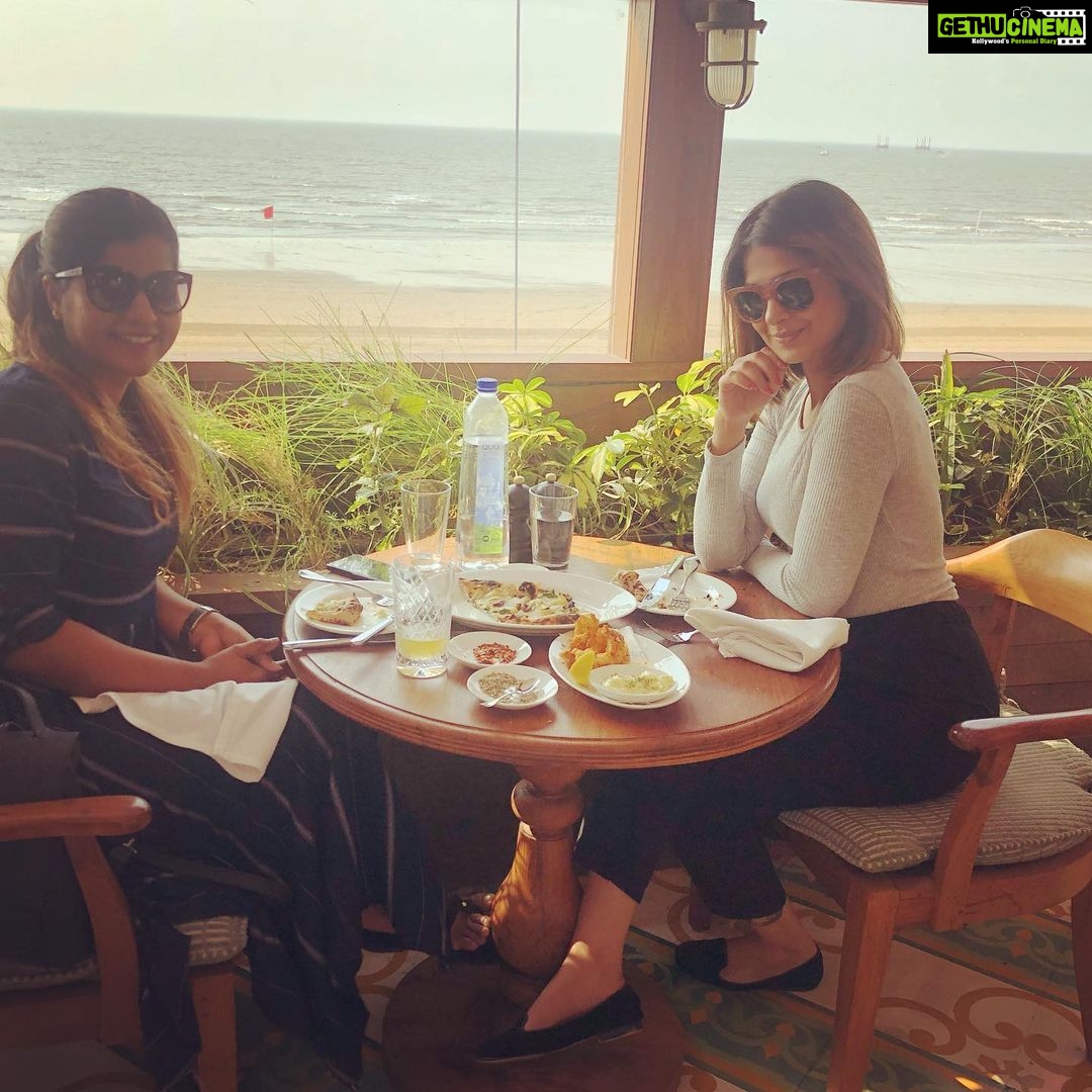 Jennifer Winget Instagram - Tempt you enough to drop work and come join us? @simmerouquai @rubinas @naihal.bagora @amrita_joshi Soho House Mumbai
