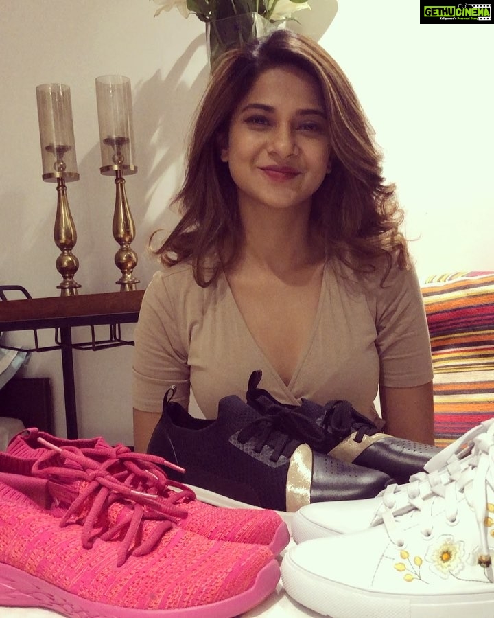 Jennifer Winget Instagram - Contest Alert!!! Coming to Rajkot soonly š¬ Super excited to launch the @skechersindia store at Yagnik road on the 3rd of November at 3 pm. Answer in the comments below the Color of shoe you think I'll wear to the launch. Dont forget to tag #SkechersIndia and follow @skechersindia