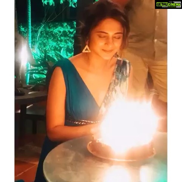 Jennifer Winget Instagram - The birthday that was with Mi Familia ....and the best goes on. @tisharth_by_shivani for that beautiful green gown! 👍🏼