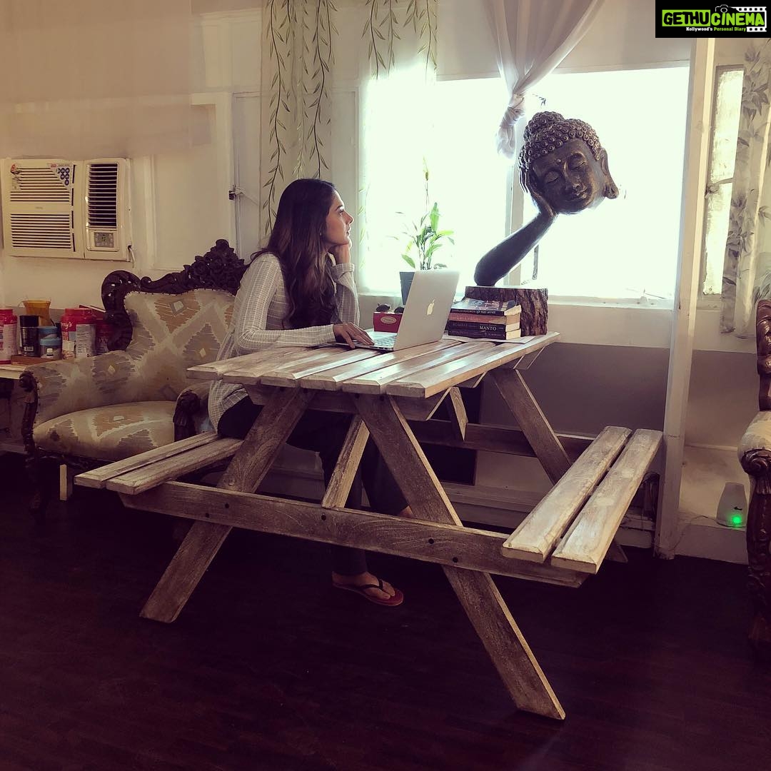 Jennifer Winget Instagram - Thank you @naihal.bagora and @aniruddha.rajderkar this beautiful bench has come to be my favourite think corner. It lifts up my mood with the entire room! Love you guys #bepannaahlove❤️