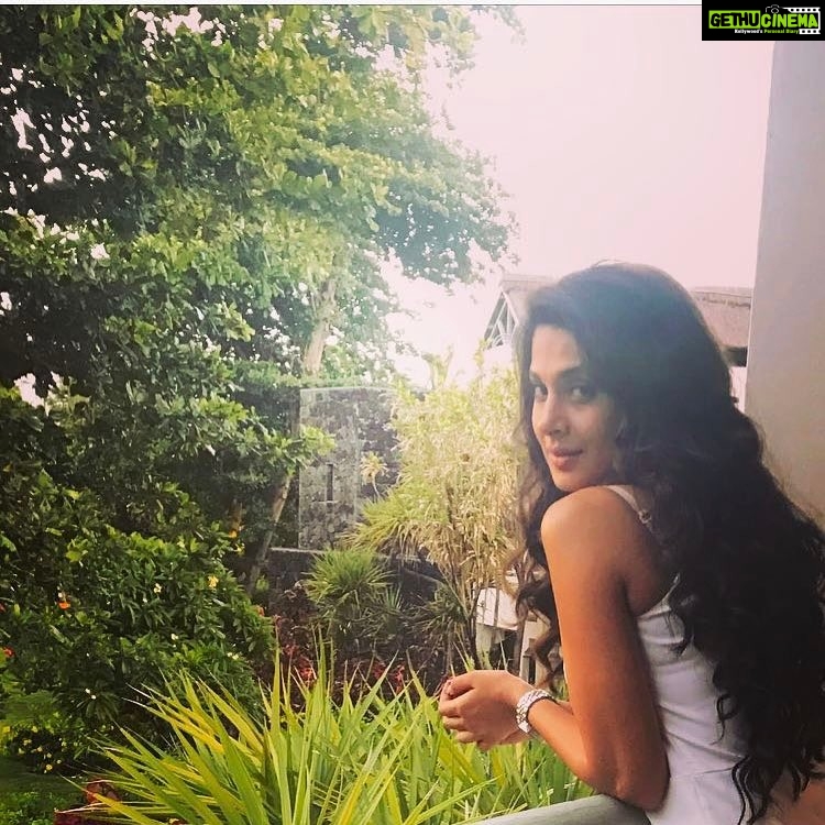 Jennifer Winget Instagram - Oh hello, Weekend, and so we meet again! #lookingforward