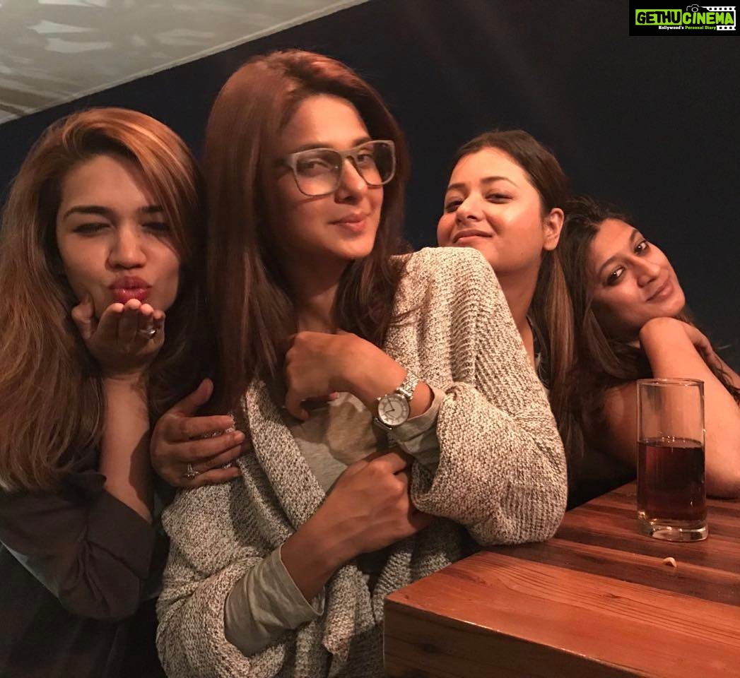 Jennifer Winget Instagram - And that's how we do it !!! #weekendvibes #mygirls# love , love and more love !!!❤️ pic courtesy : @sehbanazim