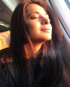 Jennifer Winget Instagram - 2016, U've been kind.I've been grateful. 2017, you intrigue me, so excited #witharmswideopen#HNY2017 my all!