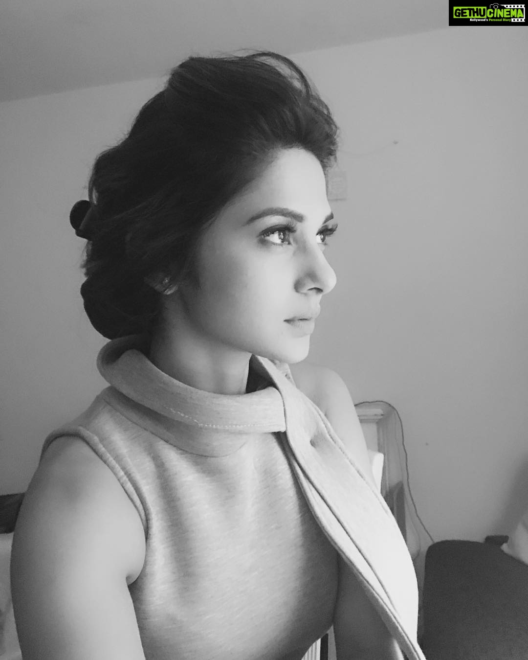 Jennifer Winget Instagram - Pre shoot - no make up look! Darn, somedays i clean up good. #shotoniphone7#shootlife🎬