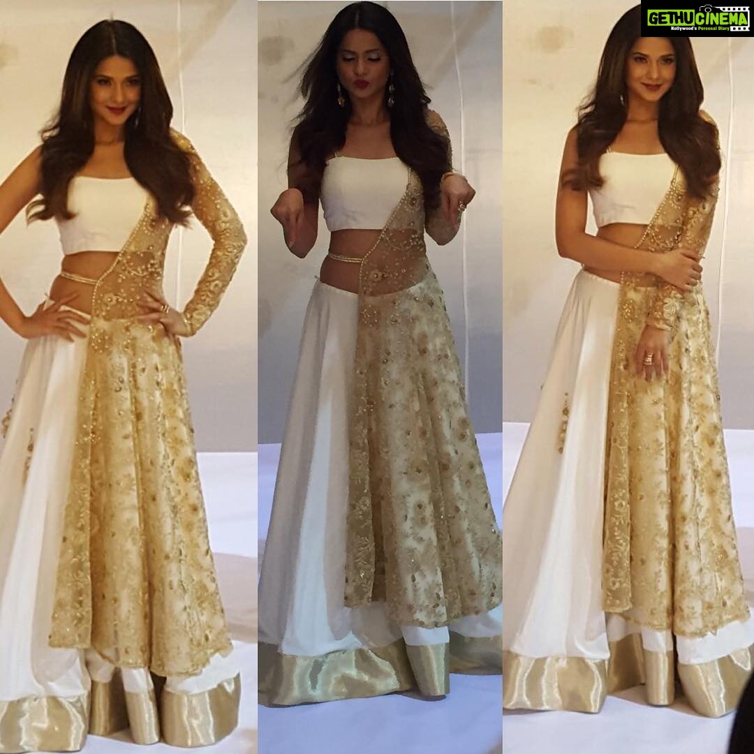 Jennifer Winget Instagram - Golden Goddess you think? 🤔Feeling princessy in this stunning White n'Gold Ensemble #21yearsofsony