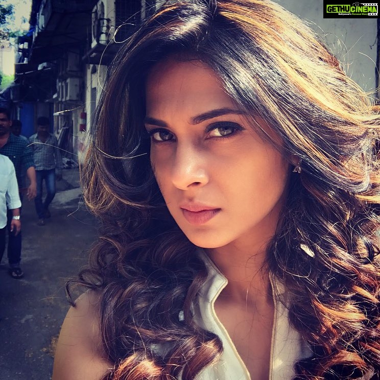 Jennifer Winget Instagram - Multitasking on the job - Meet Maya the selfie pro! 😉