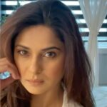 Jennifer Winget Instagram – Take a page out of my vanity tutorial, coz I definitely needed the able guidance of @sonamvaghani.mua to land my first reel… and the look for it too! 😉