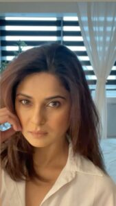 Jennifer Winget Instagram - Take a page out of my vanity tutorial, coz I definitely needed the able guidance of @sonamvaghani.mua to land my first reel... and the look for it too! 😉
