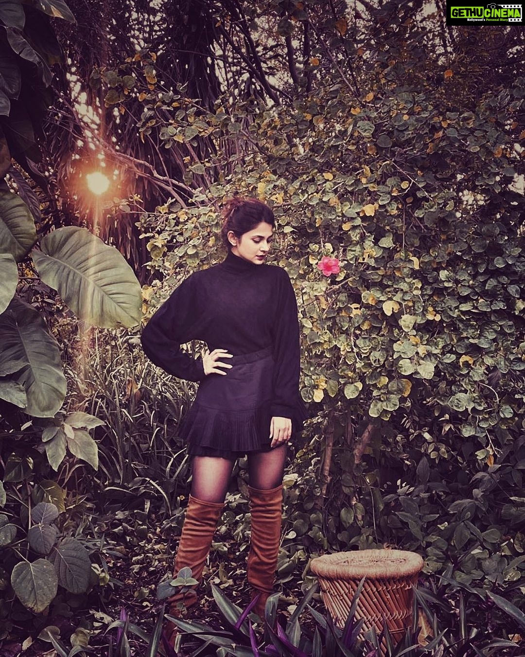 Jennifer Winget Instagram - Being kind to the trees, they’re the only ones saving the world! 🤷♀️