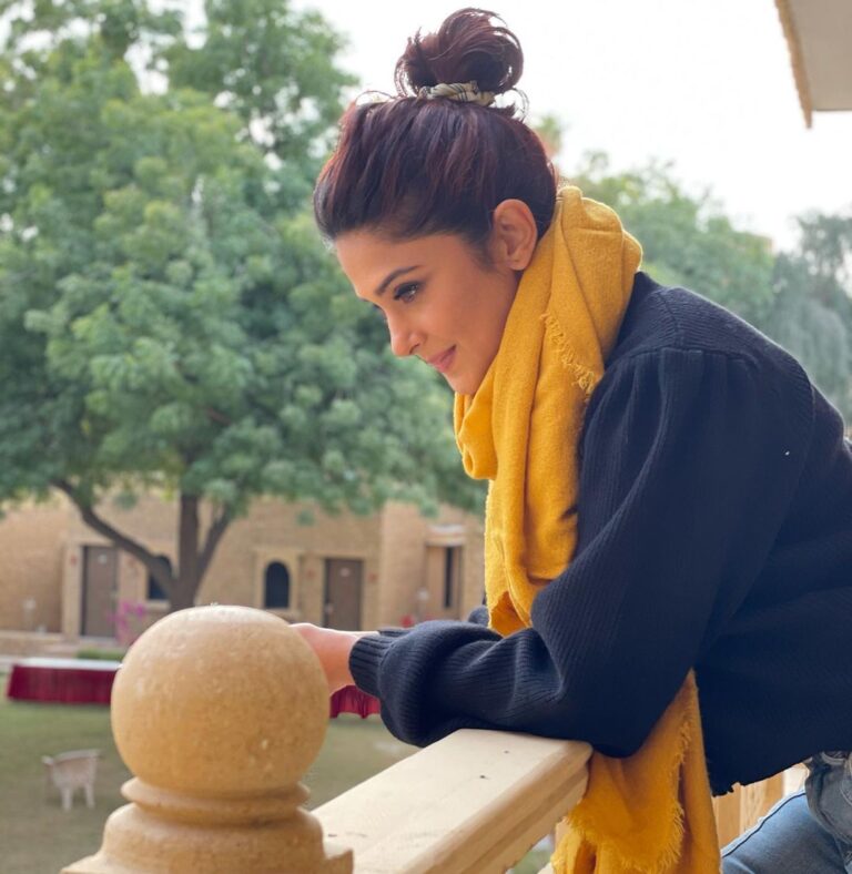 Jennifer Winget Instagram - Left Cheek? Right Cheek? Left Cheek? Right Cheek? Bet we all have our favoured side profile and selfie angles - Mine’s clearly my left! No dimples, beauty spots or clefts to see here, just a human tendency we’re all guilty of; Celebrity or not! Always...always, strive to put your best face...and foot, forward!