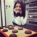 Kajal Aggarwal Instagram - #dontknowwhatilovemore #bakingoreating #jumbodarkchocolatechipandseasaltcookies #iknowyouwantit 😂❤