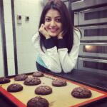 Kajal Aggarwal Instagram – #dontknowwhatilovemore #bakingoreating #jumbodarkchocolatechipandseasaltcookies #iknowyouwantit 😂❤