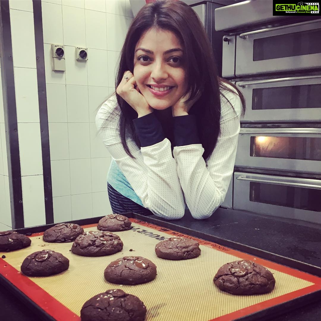 Kajal Aggarwal Instagram - #dontknowwhatilovemore #bakingoreating #jumbodarkchocolatechipandseasaltcookies #iknowyouwantit 😂❤