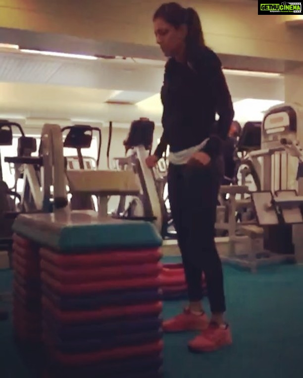 Kajal Aggarwal Instagram - #keepingresolutions #fitness #goals #motivation #stronggirls #workhard #trainhard @prashant_pandit04 raises the bar, every time (literally!) and that's how I spent my Sunday #legsday 💪🏻👊🏻