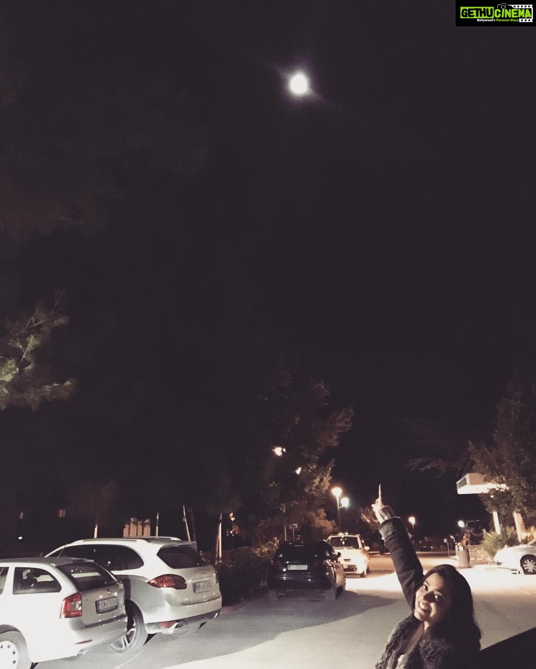 Kajal Aggarwal Instagram - #supermoon #supermoon2016 #brighter #clearer #wanttoreachoutandtouchit @nishaaggarwal in all her excitement😘