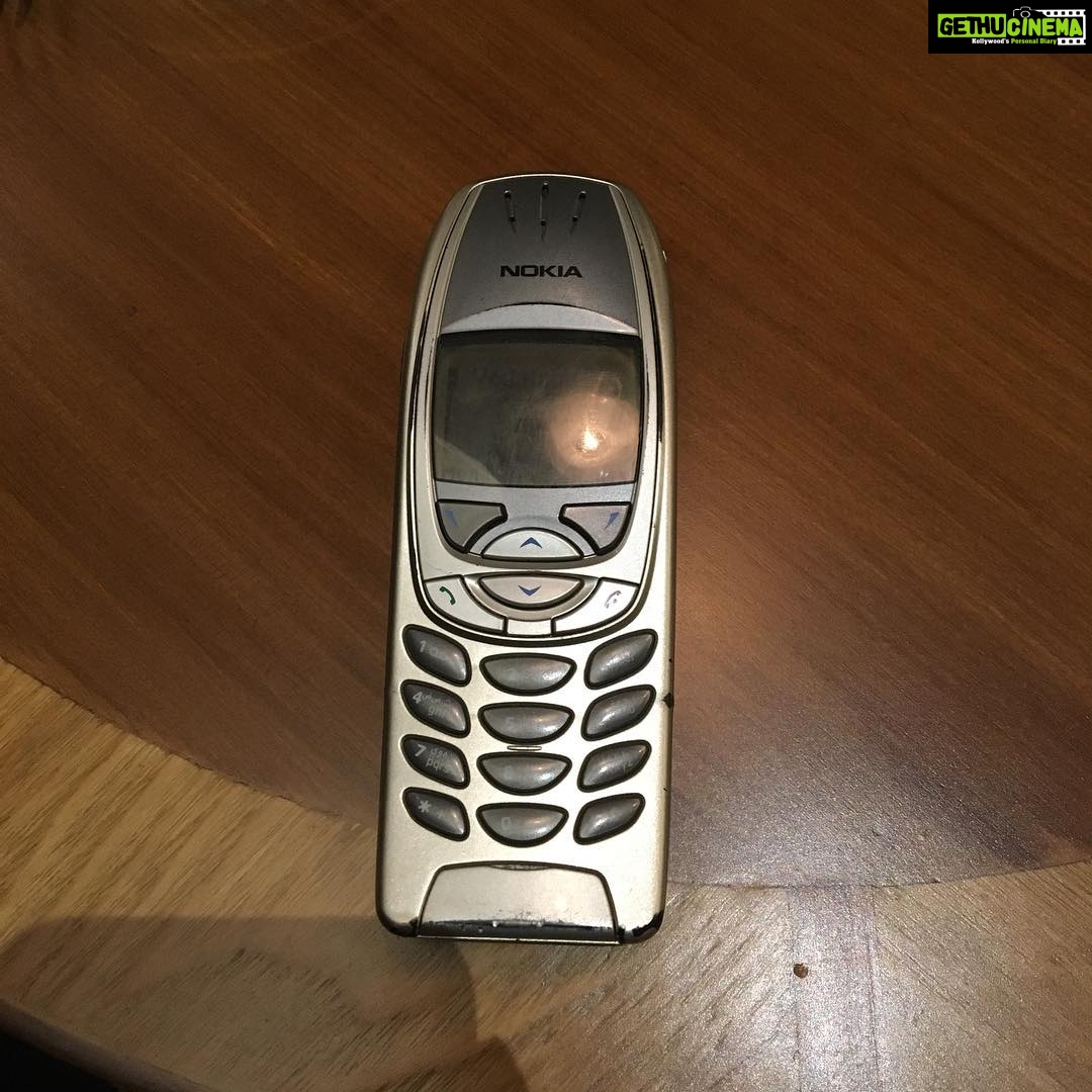 Kajal Aggarwal Instagram - And somebody I know still uses this.. #vintage #oldisgold #oldschool #oldfashioned #nokia #howdoyoustillexist 😂👌