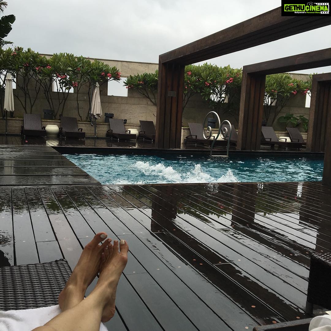 Kajal Aggarwal Instagram - #rain #pool #sangria and it's a Saturday! What more can one ask for?! #chillscenes #wantavacay 🌧👙☔️