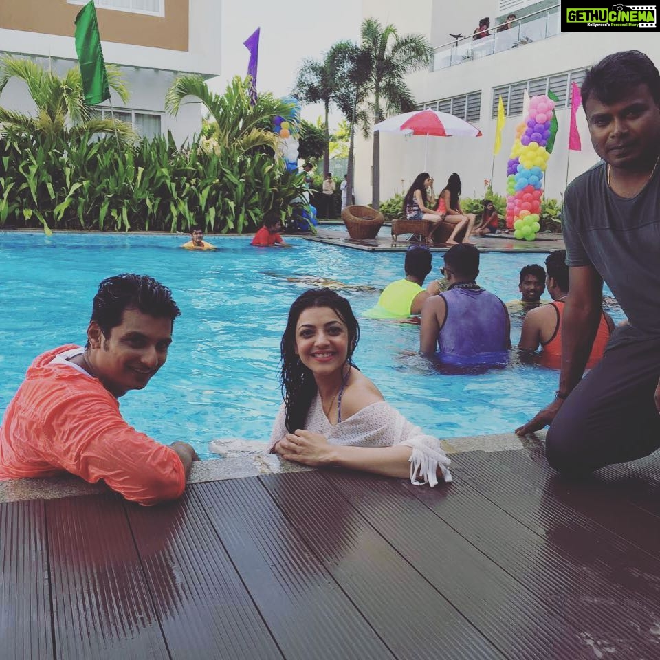 Kajal Aggarwal Instagram - #poolparty #kavalaivendam @actorjiiva