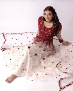 Kajal Aggarwal Instagram - ❤️ Pre wedding satsang in - 
Outfit : @varunbahlcouture
Jewellery : @jadaujewellerybyfalgunimehta