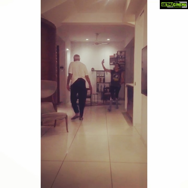 Kajal Aggarwal Instagram - When you got to do your cardio indoors.. make the most of it! ( @suman.agg09 doesn’t seem too pleased with the video) Dop- @vinayagg2060