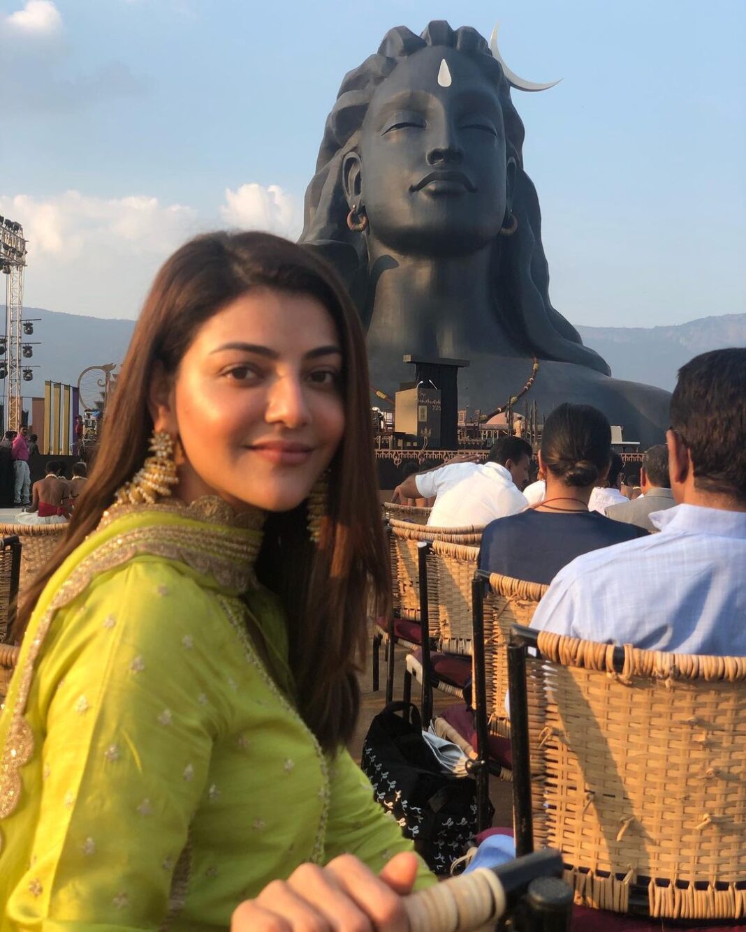 Kajal Aggarwal Instagram - Ishan Sarva vidyanam Eshwar sarva bhootanam Brahmadipate brahmanodipate brahma shivome astu sada SHIVOM Adiyogi Shiva Statue