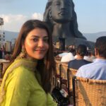 Kajal Aggarwal Instagram - Ishan Sarva vidyanam Eshwar sarva bhootanam Brahmadipate brahmanodipate brahma shivome astu sada SHIVOM Adiyogi Shiva Statue