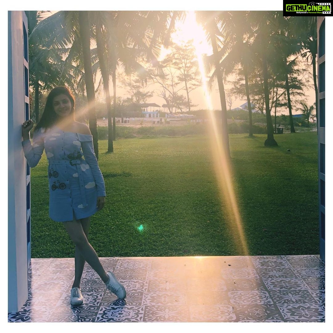 Kajal Aggarwal Instagram - Chasing sunshine in @shahinmannan 💙 South Goa,