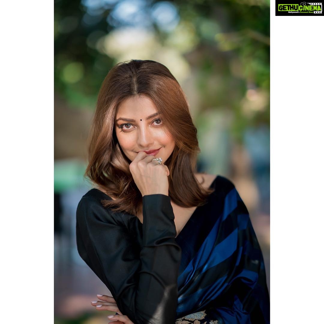 Kajal Aggarwal Instagram - #sixyardsof elegance #sareelove #stripedbanaras 💙🖤