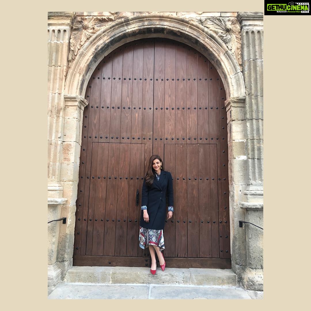 Kajal Aggarwal Instagram - #posingagainstwoodendoors Arnés, Cataluna, Spain