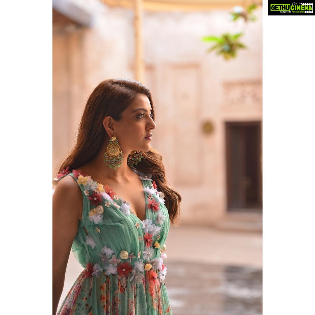 Kajal Aggarwal Instagram - #caughtinthemoment 👗 @archamehta 💆🏻♀️ @divya.naik25 💄 @vishalcharanmakeuphair 📸 @kishorekotumphotography