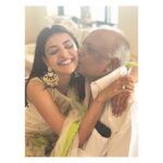 Kajal Aggarwal Instagram - #lakshmipooja with पापा @suman.agg09 ❤️