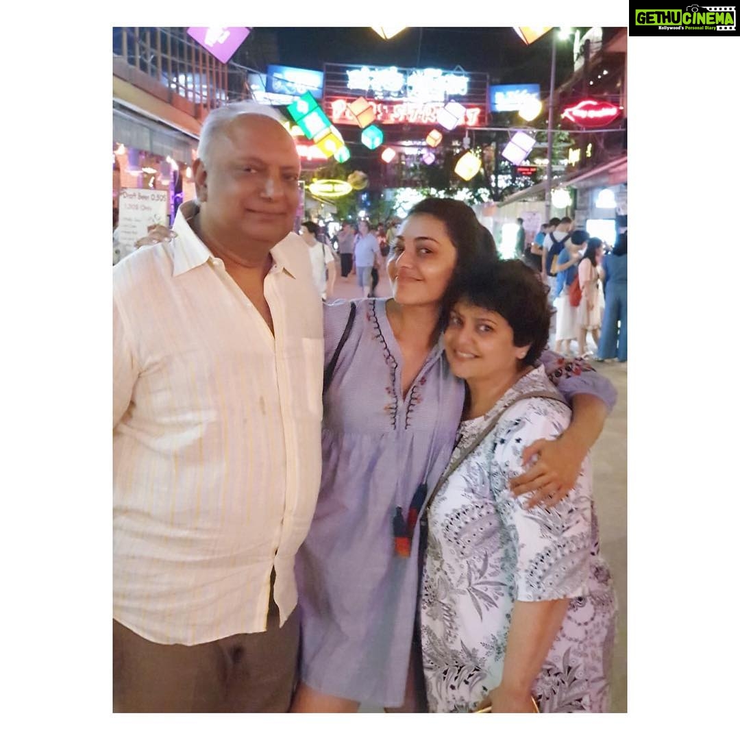 Kajal Aggarwal Instagram - When my adorable @suman.agg09 and @vinayagg2060 come visit me in #siemreap #parentslove #cannotgetbetter ❤️