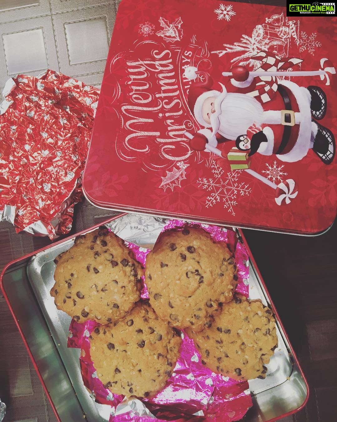 Kajal Aggarwal Instagram - Santa came early this year!🎅🏼 Thank you @NANDAMURIKALYAN for d scrumptious, yummy cookies 🍪🍪#comfortfood when #farfromhome #chocolatechipcookies #andiwassupposedtowatchmydiet #celebratingchristmasbeforediwali Telangana
