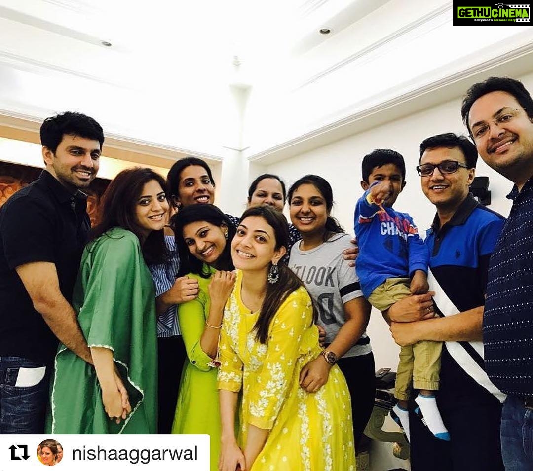 Kajal Aggarwal Instagram - ❤️❤️❤️ #cousinslove #Repost @nishaaggarwal (@get_repost) ・・・ Our big fat Rakhi celebration at the #AggarwalResidence #rakshabandhan2017 #reunion #famjam