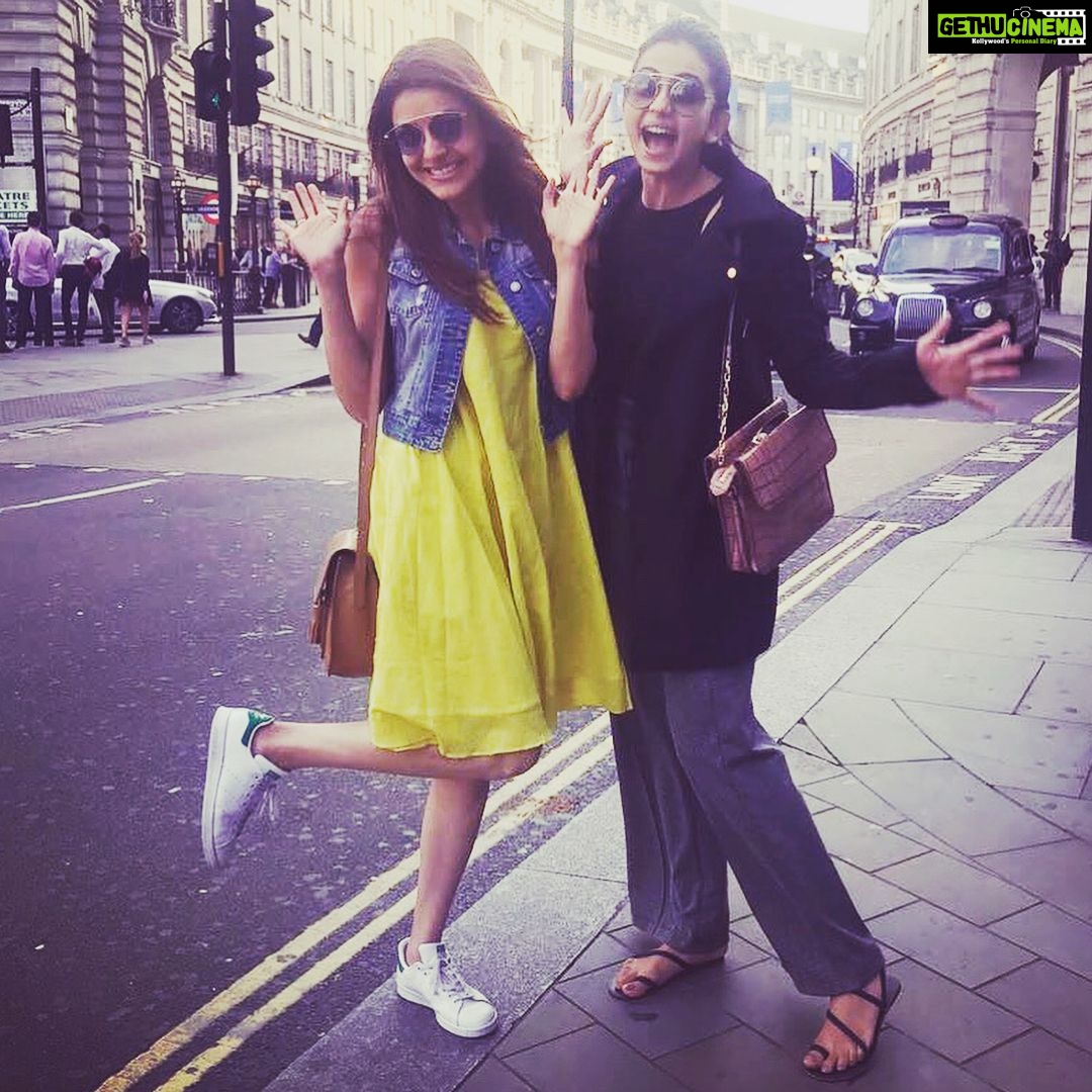 Kajal Aggarwal Instagram - #questfortheperfectpicture #londonshenanigans #Indiawasntenough @rakulpreet such fun catching up- especially when not on home turf. 💁🏻😘
