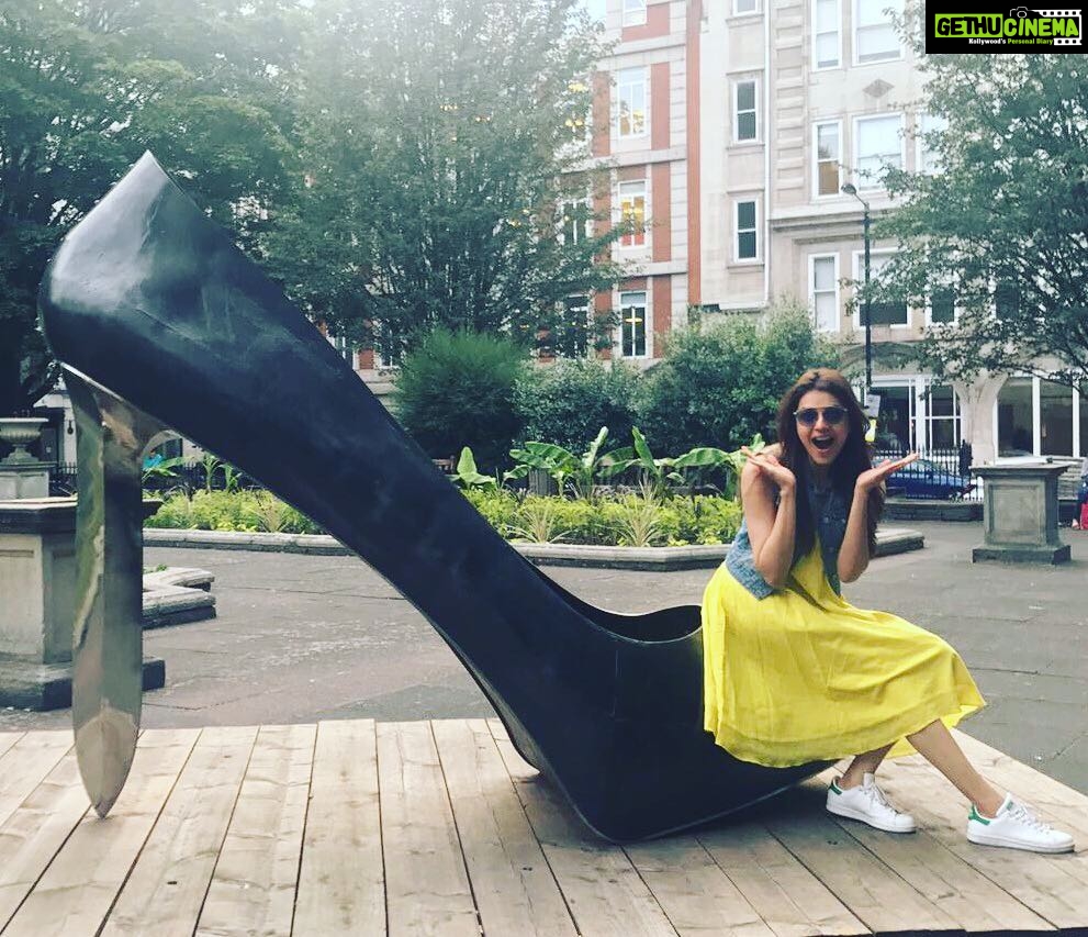Kajal Aggarwal Instagram - AND... I find my missing glass sandal !!! 💁🏻🤣👠 #moderndaycinderella #version2017 #momentslikethese #nowaitingforprincecharming #getityourself #girlswhoareboss 👊🏻 Golden Square