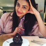 Kajal Aggarwal Instagram - #toeatornottoeat 😍 #decisions #sigh #difficultchoices #lifeisallabout #desert #allgoodthingsinlifearefattening @pre.anca