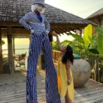 Kajol Instagram - Raise a toast to 2019..... slide to figure who photobombed me AGAIN !!!! #funmemories #alwaysremember #flyingstart