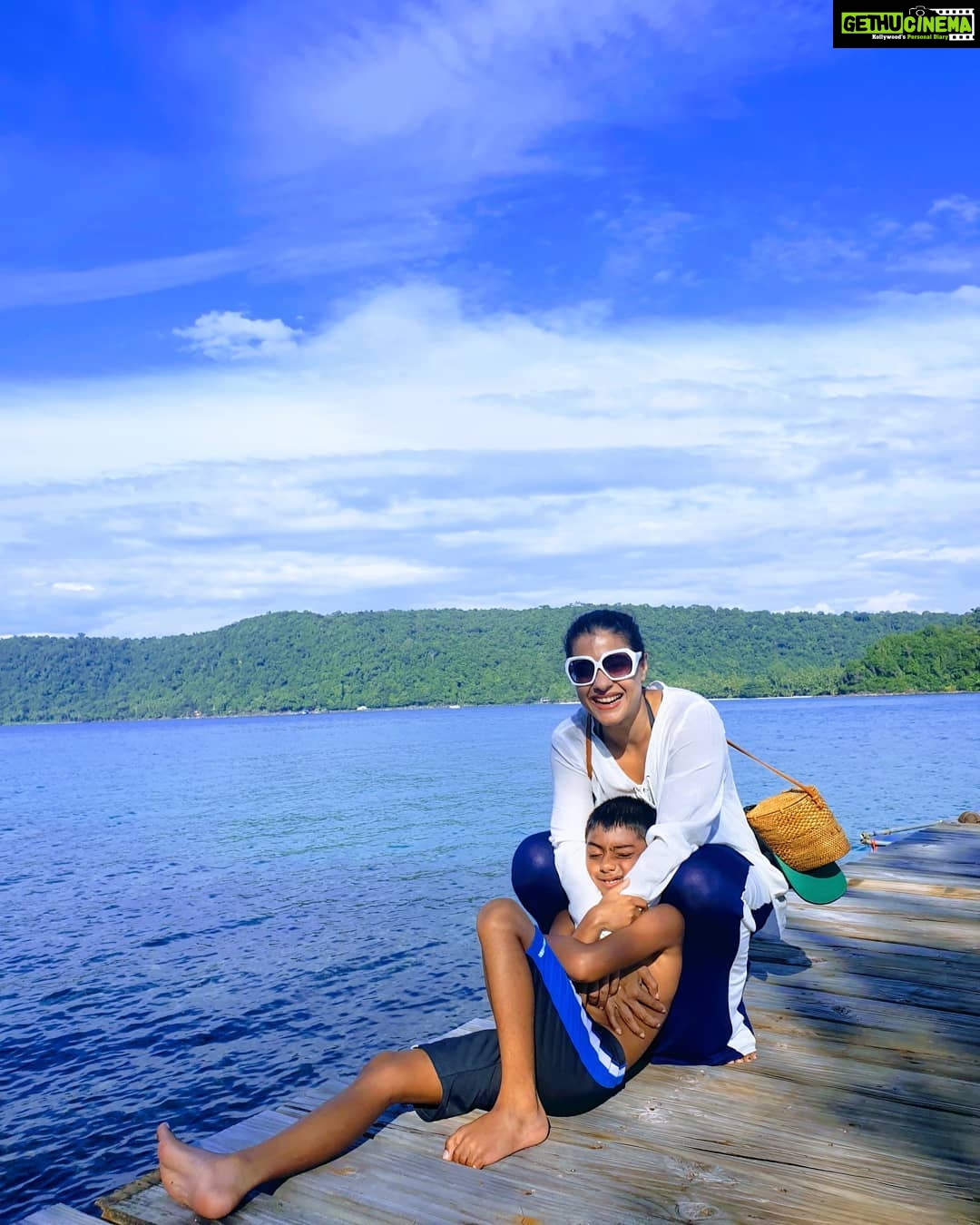 Kajol Instagram - Fun in the sun With my sun .. Soneva Kiri