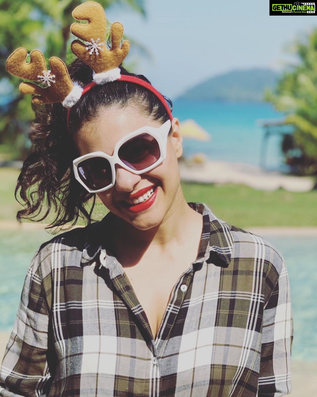 Kajol Instagram - A very merry Christmas to allllll........ #christmas #christmasday #beachychristmas #waves #funinthesand #bestxmasever
