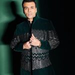Karan Johar Instagram - For the #ottbiggboss FINALE! In @manishmalhotra05 Shot by @thehouseofpixels Managed and coordinated by @len5bm @dcatalent