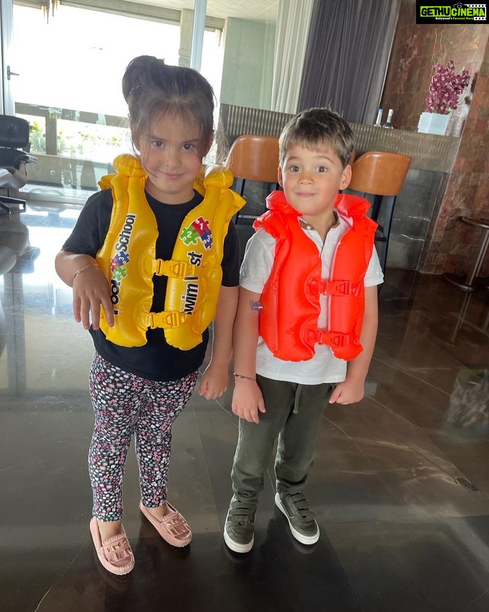 Karan Johar Instagram - Schools are life jackets for our children....my mother and I are eternally grateful to the entire faculty of @littlebopeepschool for nurturing, educating, and loving our twins.... the school has the largest heart and each child is a precious heartbeat .... a special thank you to everyone’s favourite Poonam aunty who engulfed us all into her wondrous institution with her immense warmth and loving care ... as we transition to another school we take with us indelible memories of the beautiful days we spent at @littlebopeepschool .... thank you from the bottom of our hearts ❤️❤️❤️❤️❤️