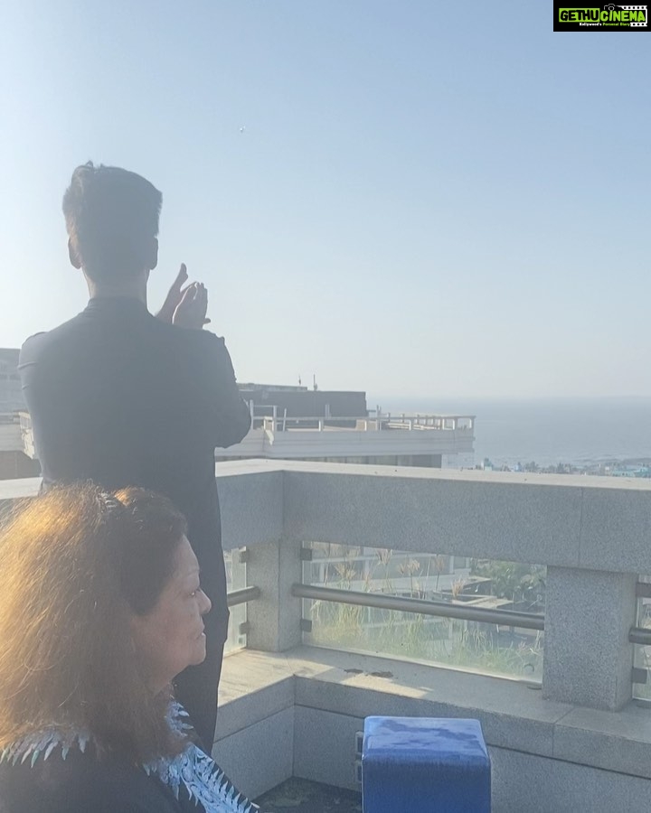Karan Johar Instagram - That’s our family celebrating the unity of spirit and resilience...today we also show tremendous gratitude to all members of the medical fraternity who have tirelessly and relentlessly worked towards healing the infected and protecting thousands of people from this dreaded virus ....#indiafightscorona