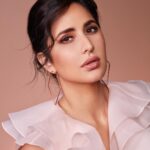 Katrina Kaif Instagram – ⚠️ NEW PRODUCT DROP  @kaybykatrina 

The new #KayBeauty Matte Compact gives you flawless matte skin in one sweep. Its lightweight and buildable formula will ensure comfort for day long wear. ⭐

Our Kare ingredients keep your skin hydrated, supple and will remove shine and conceal blemishes. 💕

The easy carry packaging will ensure you are touch up ready whenever you need it. 

🌈 It also comes in 10 shades tailored to Indian skin tones.