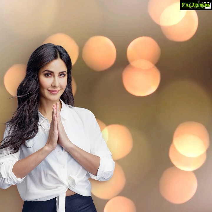Katrina Kaif Instagram - Let’s welcome #2021 with more love, light and happiness! #HappyNewYear to everyone. Have a great year ahead! #NewYearWishes #HRJohnson #BrandAmbassador #NewYear #Goodbye2020 #happynewyear2021