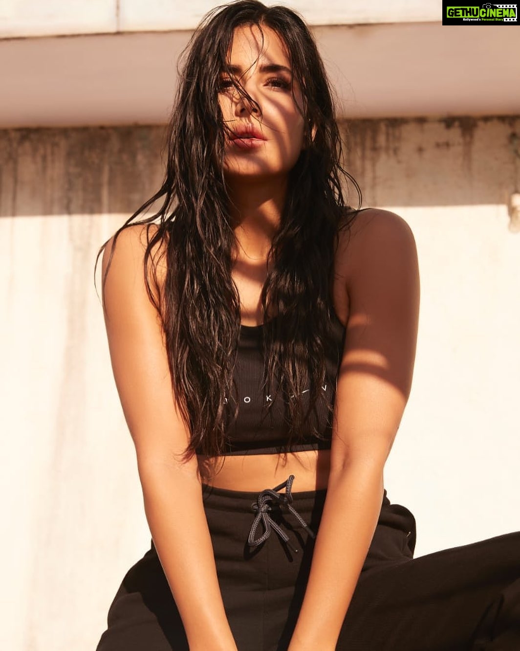 Katrina Kaif Instagram - The new stay at home showstoppers , having some fun with the ReebokXVictoriaBeckham collection. 🏃🏻♀️👚 get yours on shop4reebok.com #SportTheUnexpected 💋