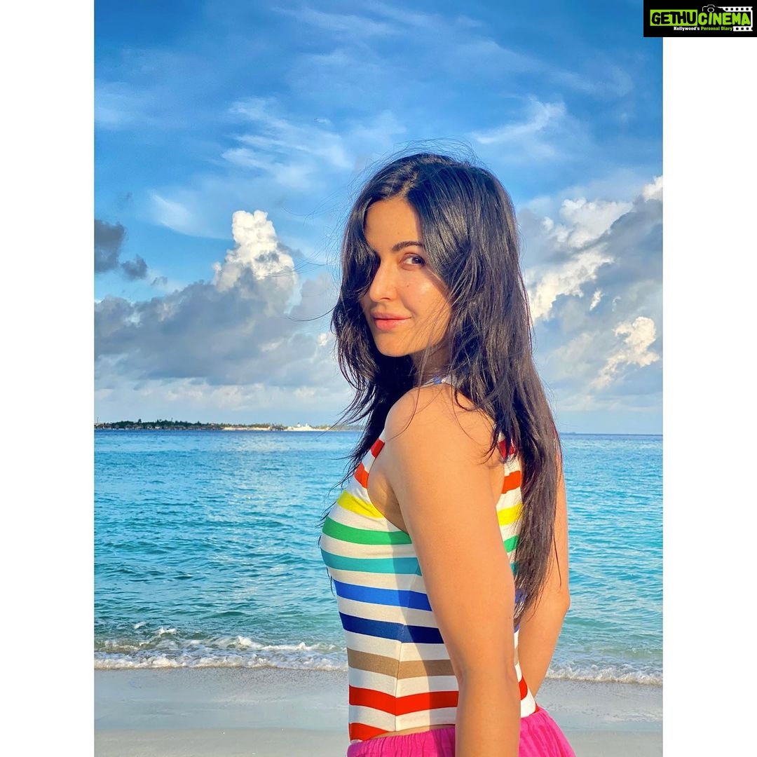 Katrina Kaif Instagram - So amzinggg to be in Maldives 🇲🇻 for shoot 💙💛🤍 #lovemyjob #grateful