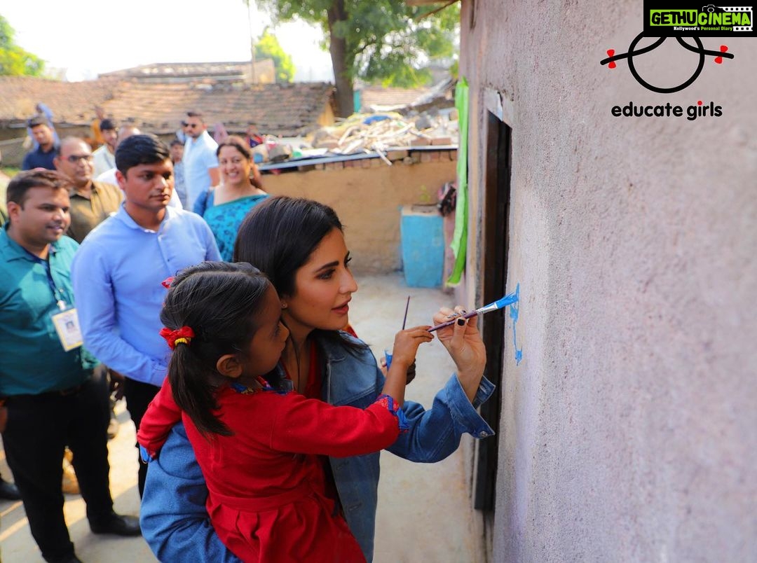 Katrina Kaif Instagram - Say hi 👋 to my friend Ayushi! Hers was the first door I knocked on when I became a #TeamBalika volunteer for @educategirlsngo before lockdown . It was a proud moment stepping into their shoes, being aligned to their purpose of sending every girl in their village back to school 💁🏻♀️📚. #EducateGirls, is working in India’s most rural, remote areas to bridge the gender and #literacygap. They have helped enrol 750,000 girls in school and improved learning outcomes for over 1.3 million children till date . #backtoschool #DayoftheGirl 🧡 #genderequality